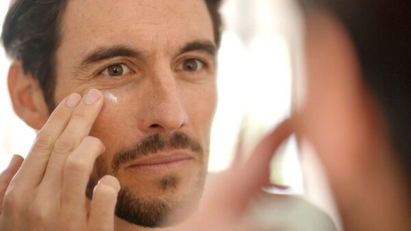 Dit is waarom mannen ook zonnebrand moeten toevoegen aan hun skincare routine