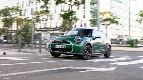 De MINI Cooper C: innovatief gamen in de auto en traditioneel Go Kart gevoel