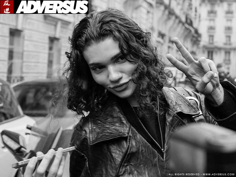 Barbara Valente - Modellen off-duty bij de modeshow van Stella McCartney voor zomer 2025 - Photo ADVERSUS