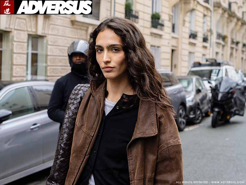 Sara Caballero - Modellen off-duty bij de modeshow van Stella McCartney voor zomer 2025 - Photo ADVERSUS