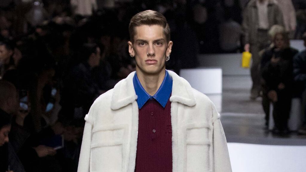 Haartrends heren winter 2024 2025. Dit zijn de hotste herenkapsels. Photo courtesy of Fendi