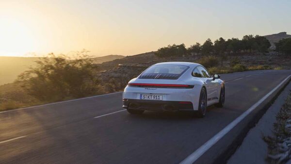 Licht, dynamisch en handgeschakeld: de nieuwe Porsche 911 Carrera T