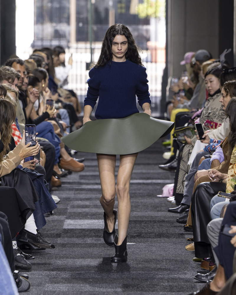 JW Anderson vrouw lente zomer 2025 - Photo courtesy of JW Anderson