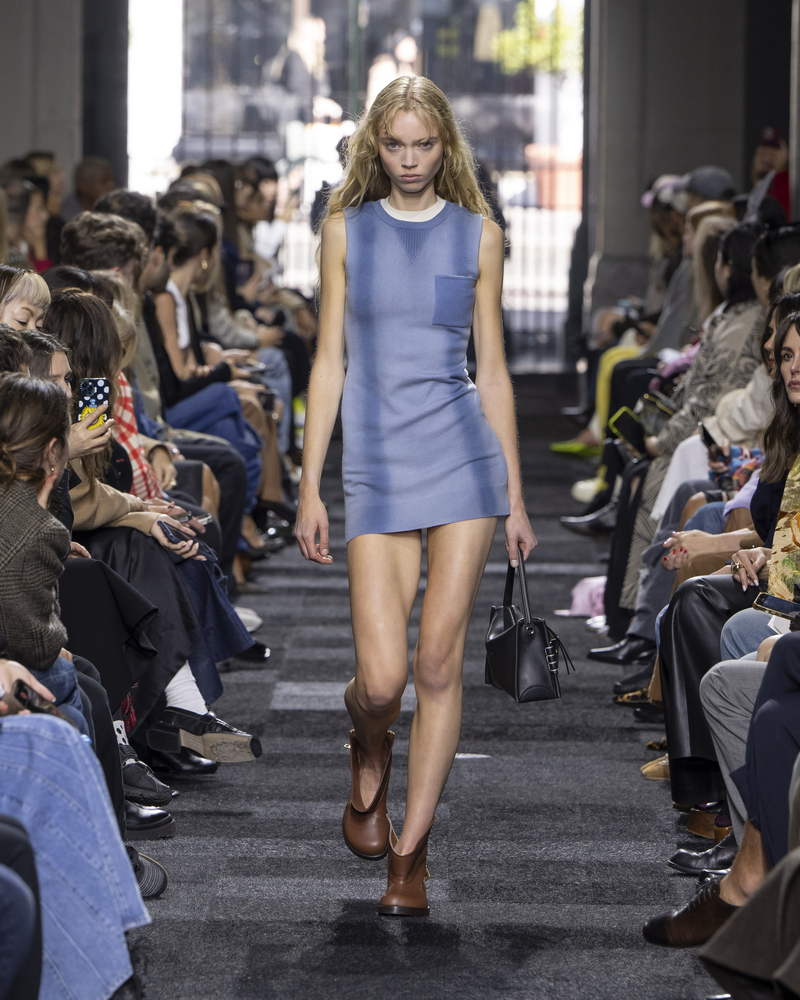 JW Anderson vrouw lente zomer 2025 - Photo courtesy of JW Anderson