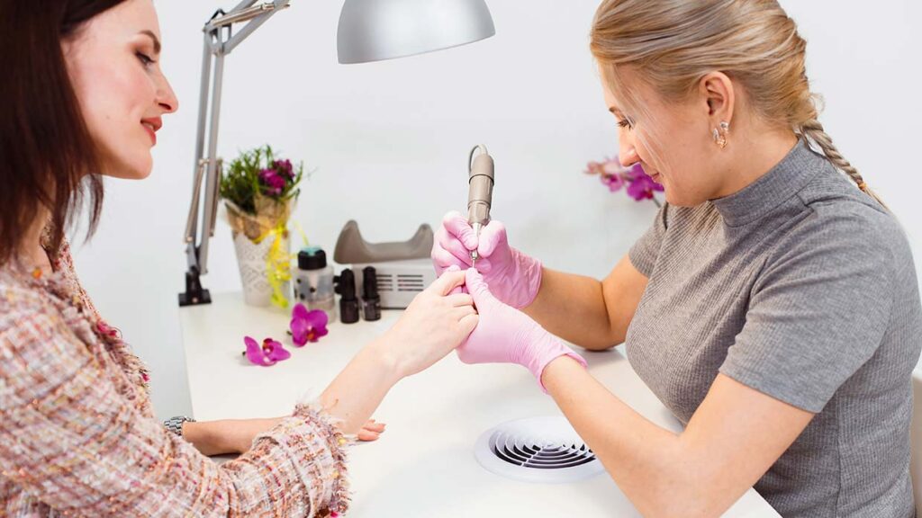 Werken in de wellnessbranche. Is pedicure of nagelstyliste iets voor jou?